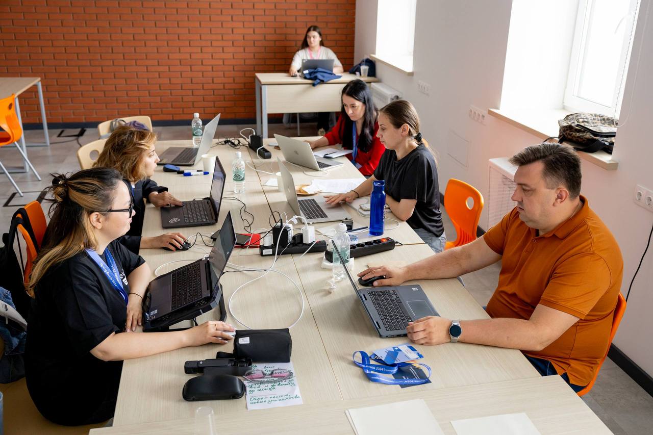 Работа команды над проектом на турнире iSpring.Вызов 2024